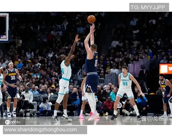 勇士与掘金季后赛第四场激战回顾球星表现与战术分析